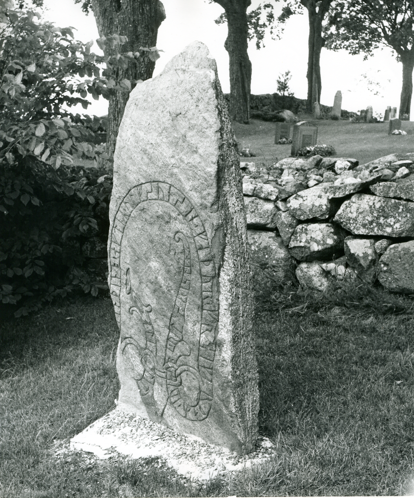 Runsten U203 vid Angarns kyrka.