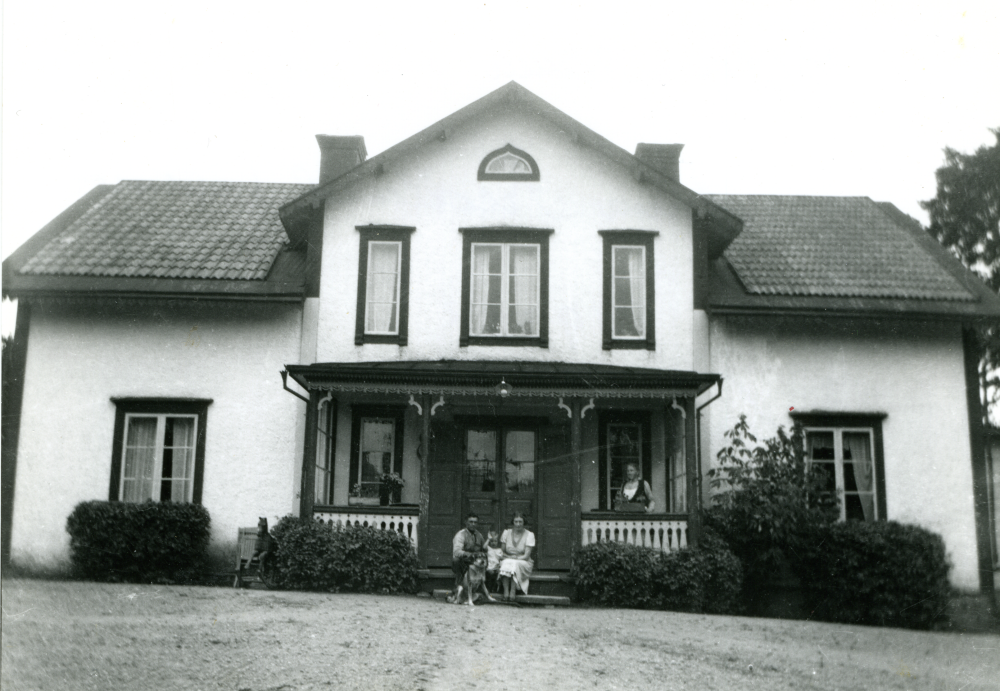 På trappan till mangårdsbyggnaden på Lappdal sitter från vänster gårdens ägare Haldor Bergman. Bredvid honom sitter hans dotter Inga och därefter hans fru Maria. Längst till höger står Marias mor Anna Fredlund.