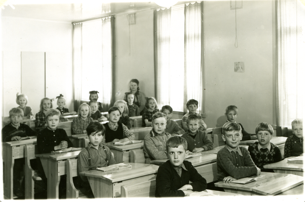 Första raden från vänster: Lars Jansson, Roine Eriksson, Björn Olsén, Folke Eljebrant. 
Andra raden från vänster: Kerstin Lindgren, Barbro Bergström, Elna Karlsson, Jan-Olov Jansson, Bernt Wiman, Sören Eriksson.
Tredje raden från vänster: Okänd, Monika Åman, Gunell Kraft (skymd), Per-Erik Asplund (skymd), Timo Ekholm, Sune Johansson.
Fjärde raden från vänster: Svea Andersson, Ebon Karlsson Edling, lärarinnan Jenny Johansson, Gunborg Björk, Stig-Erik Bergkvist, Lars-Olov Westerlund, Ulf Ritzén. Original och uppgifter: Timo Ekholm