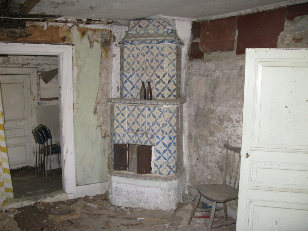 Kakelugn i komministerbostaden på Björkby gård.