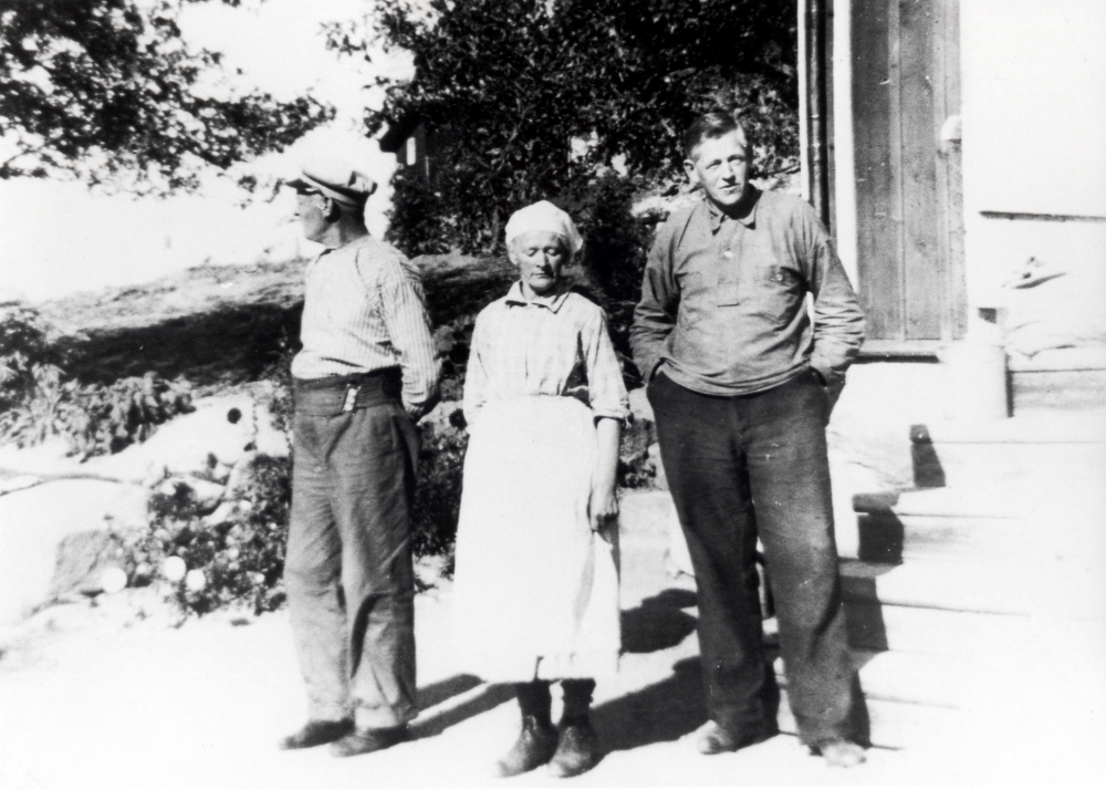 Syskonen Nestor, Olivia och David Söderberg utanför Klockarborg i Lilla Garn