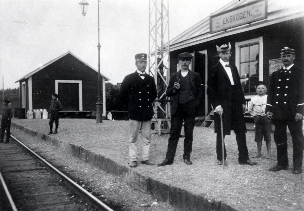 Ekskogens järnvägsstation. Ev heter mannen i ljusa byxor t v Cederlund. Längst t h Andersson, pappa till Aldor Andersson