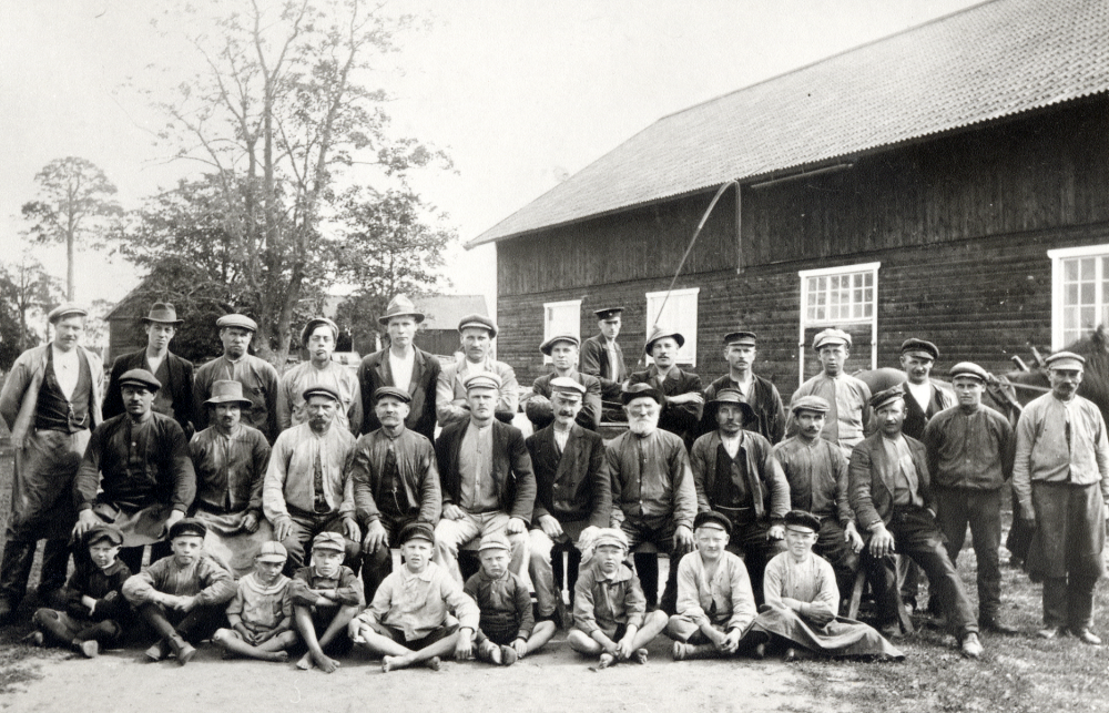 Lindholmens gård. Övre raden fr v Hjelm, okänd, Hjalmar Jansson, Osvald Dahlberg, okänd, okänd, okänd, Axel Söderberg kusk, okänd, Sture Karlsson, Nils Eklund och Arvid Lindblad. Andra raden fr v Karl Johansson smed, Eriksson, Karl Erik Lundkvist, Karlsson, Eriksson befallningsman, Erik Gustaf Ström bokhållare, Anders Kjellin, Karl Kraft, Runo Elfstsrand, Österberg, Eskil Lundkvist och Albert Jansson. Tredje raden fr v: okänd, John Karlsson, okänd, Enar Lundkvist, Ragnar Johansson, okänd, Gösta Johansson, Ture Ström, Gösta Kåhler