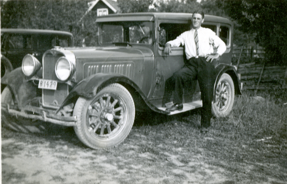 Harry Karlsson föddes 1915 och kom från Brogård i Frösunda.  1947 gifte han sig med Algot Laurells dotter Gullan och de bosatte sig i Algots hem Wasa vid Klippan i Åvasta.  Gullan var född i det husest och har bott hela sitt liv i samma hus.  Harry var taxichaufför, men arbetade efter kriget på Vägverket till sin pensionering.  Här står han vid svärfaderns taxibil, förmodligen en Dodge