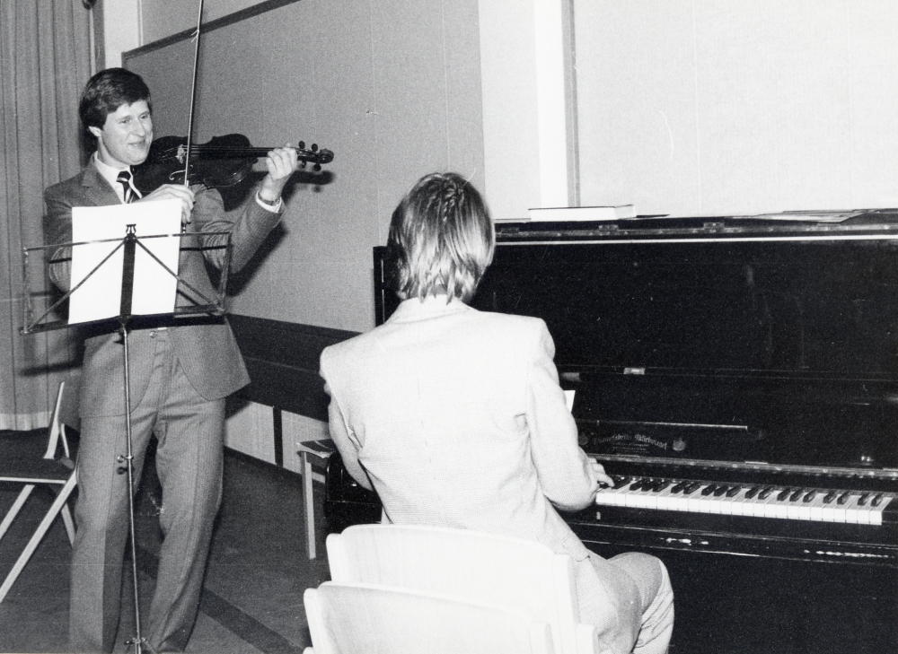Lasse Widén, fiol och Bosse Ericsson, piano spelar i Vallentunasalen vid invigningen av Vallentuna bibliotek för speciellt inbjudna den 8 december 1982