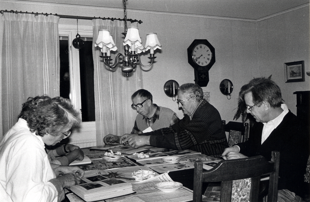 Studiecirkeln Ejnar Carlsson - en man och hans bilder hemma hos Sven Billersjö på Billsta gård i Frösunda. Bonden Ejnar Carlsson, arrendator tillsammans med brodern Emil på Frösunda prästgård, har testamenterat alla fotografier till Frösunda hembygdsförening. En studiecirkel i samarbete med Studieförbundet Vuxenskolan har i flera år ordnat fotosamlingarna. Vid bordet sitter på vänster sida  Ulla Öhrlund, skymd Kerstin Mannerfeldt, på höger sida fr v Stig Öhman, Harry Öhrlund och Olle Wredh.  Cirkelledare är Gun Hillbo