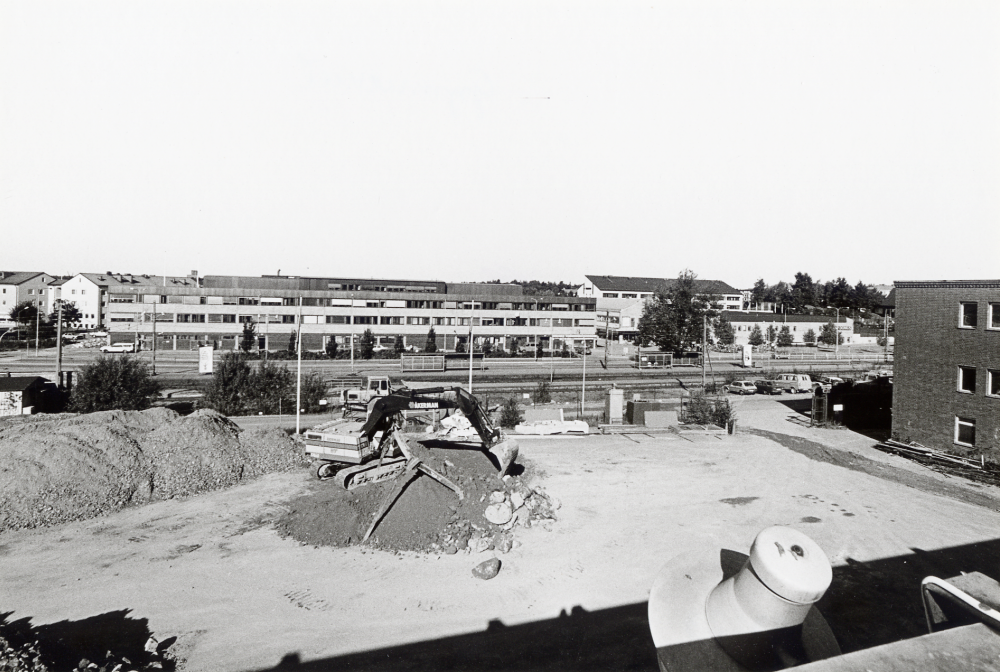 Tellus Maskins gamla fabrikslokaler byggs om till Vallentuna gymnasium med en nybyggnad för Vallentuna teater och Vallentuna sporthall t h om den gamla byggnaden. Här har grävningsarbetena just påbörjats