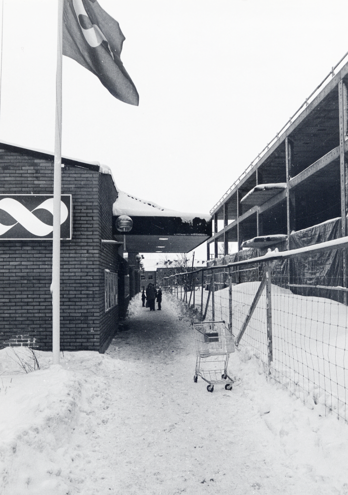 Entrén till det nya Domusvaruhuset ännu en smal gång mellan Domus och det nya förvaltningshuset Tärningens byggplats