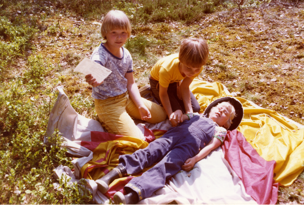 Tre barn från Friluftsfrämjandets Skogsströvare i Brottby visar vad de lärt sig om Första hjälpen. 
Foto och uppgifter: Fredrik Andersson.