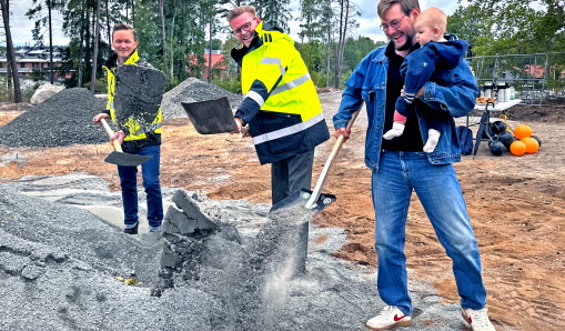 Tre personer som tar var sitt spadtag