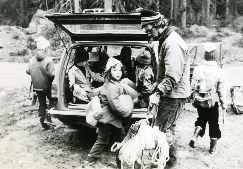 Friluftsfrämjandets Skogsströvare i Brottby tar plats i bilen för utflykt. Många barn fick plats i bilen innan lagen blev strängare. Närmast i bild Helene Persson och Lennart Lindh. 
Foto och uppgifter: Fredrik Andersson.