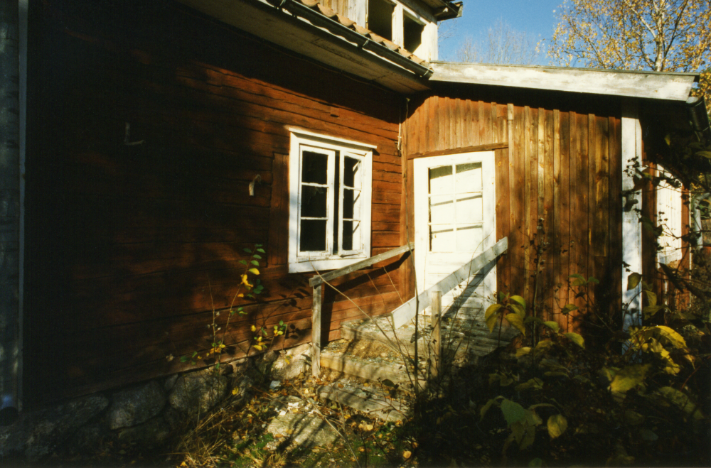 Torpet Bällstalund i södra Vallentuna strax före rivningen. Torpet låg mellan Stockholmsvägen och Bällstalundsvägen på norra sidan om infarten till Tallåsvägen.