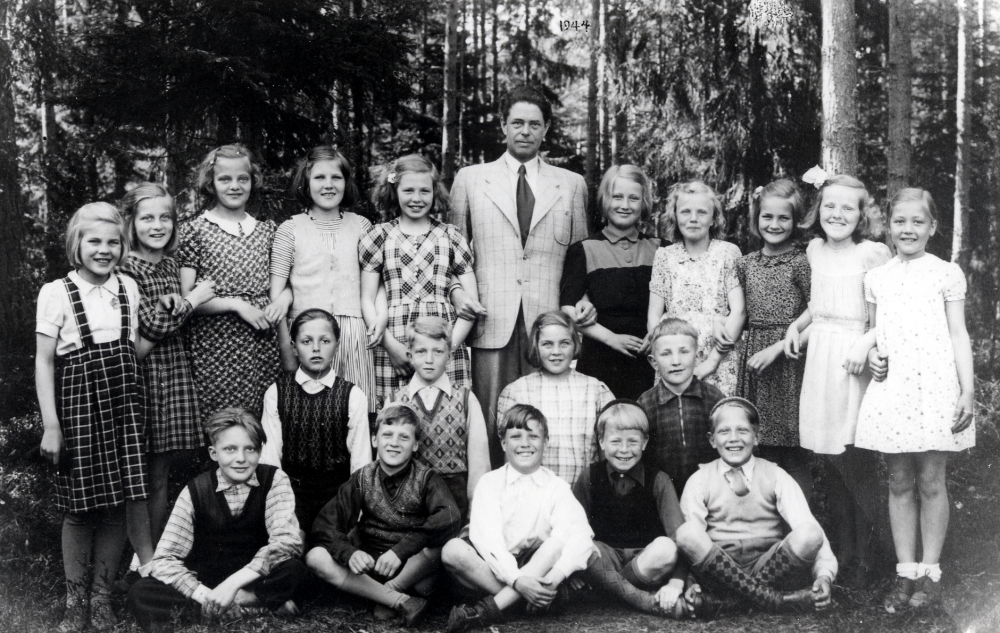 Läraren Josef Andersson tillsammans med skolbarnen vid Hjälmsta skola