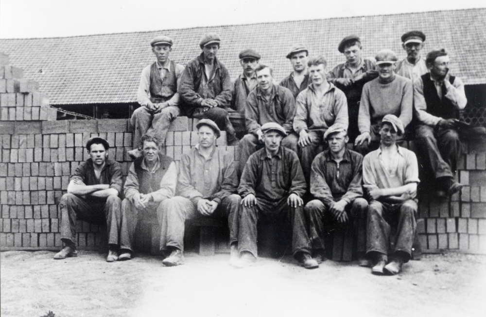 Åby tegelbruk grundades och drevs av fabrikör Carl Janne Gustafsson. Vid bruket tillverkades mursten och dräneringsrör under tiden 1927 till 1968. Tegelbruket brann ner natten till den 20 september 1970. Nedre raden fr v Gunnar Jansson bortsättare, ? Enderberg rumsskjutare, Harald Hansson ugnsskjutare, Torsten Hansson ungsskjutare, Gösta Karlsson grävmaskinist, Birger Pettersson bortsättare. Övre raden fr v"Nisse Stabil" fråntagare, Harry Andersson sköt lervagnar före lokets tid, Waldemar Wallin bas, Nils Karlsson ugnsskjutare, Max Karlsson vagnsskjutare, Sten Nordström vagnsskjutare, Stig Andersson maskinist, Ivar Lundgren brännare, ? Karlsson ugnsskjutare senare rumsskjutare från Kårsta, okänd från Lindö