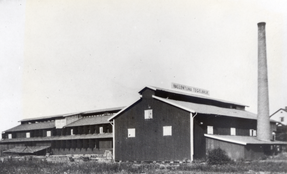Vallentuna tegelbruk byggdes omkring 1920 av Axel W Lundqvist Där tillverkades taktegel och dräneringsrör. Sonen Alf Lundqvist tog över tegelbruket. Bruket var i drift fram till julen 1967 och revs 1969.
Ny kopia lån av Helge Henningsson 1996