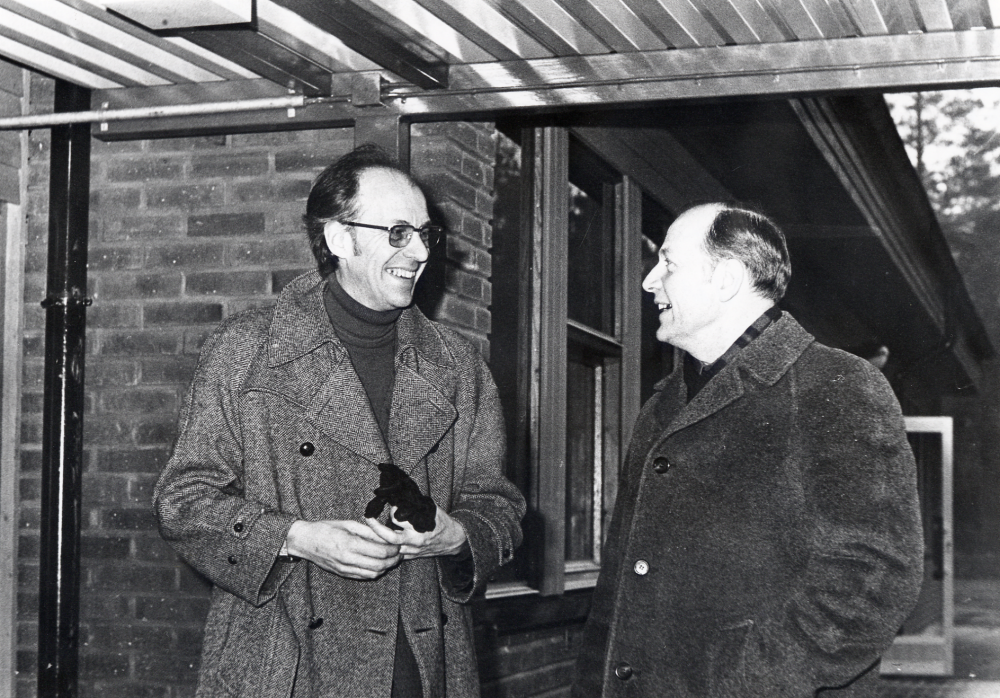 Skolstyrelsens avgående ordförande Ruben Baggström tillsammans med skoldirektör Nils Sjöström vid Lovisedalsskolan i Vallentuna