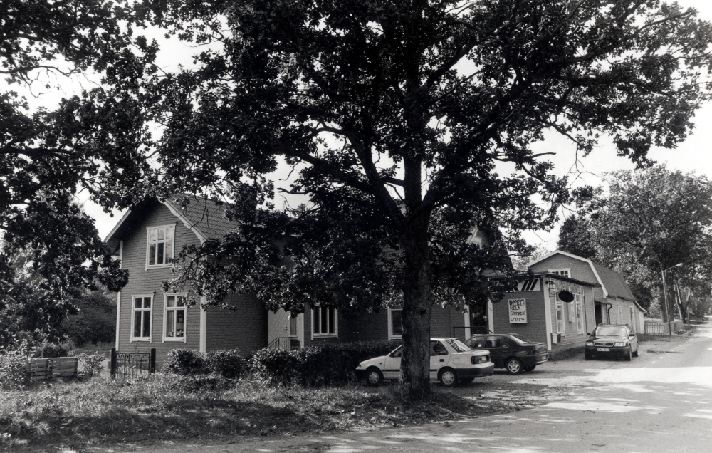 F d Roséns affär, numera bostadshus och frisérsalongen Hårdepartementet vid Lindholmens järnvägsstation med entré från Trädgårdsvägen