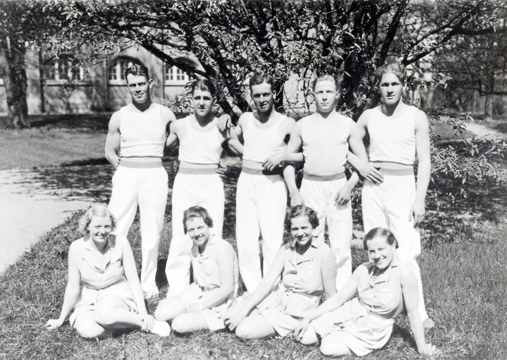 Upplands gymnastikförbunds 25-års jubileum där GoIF Kåre deltog med både manlig och kvinnlig grupp vid studenternas idrottsplats i Uppsala.  Fr v bakre raden Erik Eriksson Sundby, Åke Ahlgren Ekskogen, Ingvar Åhgren Broby, Lennart Johansson Kårstaby, Gösta Johansson Kårsta.  Flickorna är gymnaster från Österby bruk.

Uppgift om fotoår saknas.