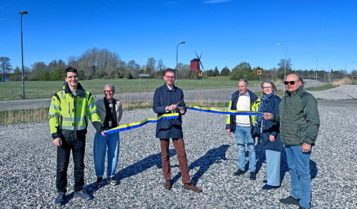 Kvarnbadsparkeringen invigs av KSO Johan Skog med flera.