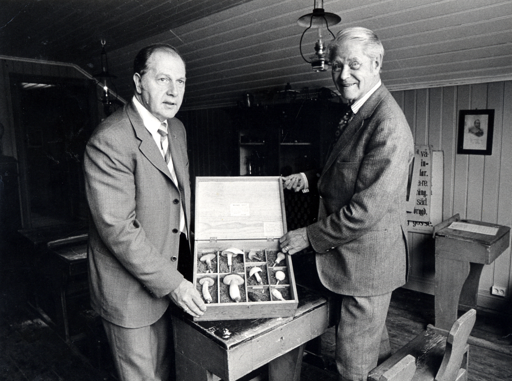 Vallentuna nya skolmuseum invigs med bl a musik av Vallentuna blåsorkester.  Museet har kommit till stånd genom idogt arbete av Josef Andersson med hjälp av Nils Sjöström. Museet är inrymt i Össeby-Garns kyrkskola i Lilla Garn och består av en skolsal och en lärarinnebostad i övervåningen. I bottenvåningen har kommunen lägerskola för alla femteklassare.  Här visar Nils och Josef inne i skolsalen en låda med svampar av vax, fraktade till kyrkskolan av ångbåten Tuppen