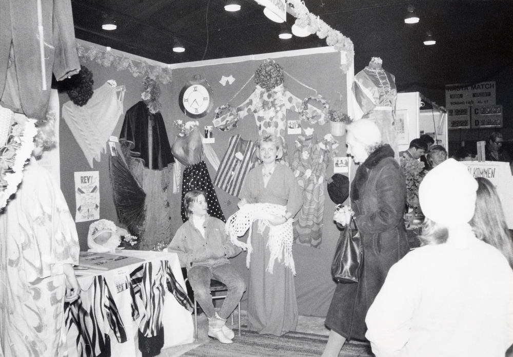 Föreningsfestivalen i Vallentuna ishall 19-20 april 1986, där föreningar och kommun presenterade sin verksamhet.  Här syns Össeby-amatörernas monter med t v Maria Pettersson och Anki Gustavsson.  Össeby-amatörerna deltog också med program från scenen