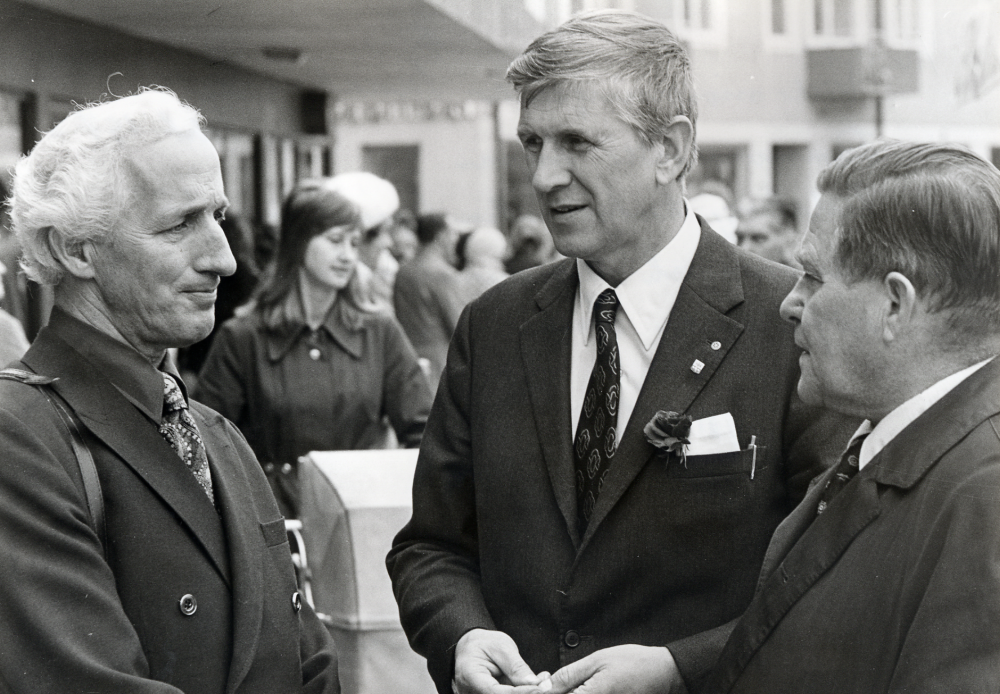 Vid  invigningen av Tunahuset  samtalr fr v kontrollanten byggnadsingenjör Sven Edenborg  kommunalrådet  Ingvar Lidskog  och kommunalfullmäktiges ordförande Bertil Tillborg