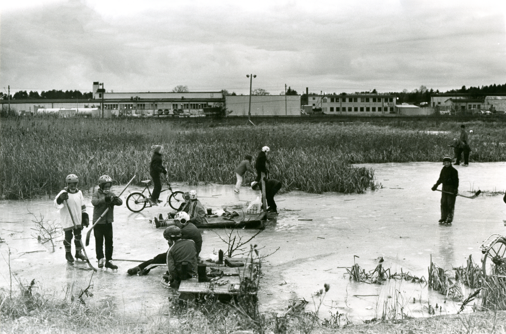 En skridskois har uppstått i området mellan Ormsta och järnvägen, mellan Banvägen och Björkhagsvägen. Barnen åker skridskor och tränar med ishockeyklubbor.

•Fotografiet ingår i bildserien ”Vardagsliv i Vallentuna kommun” av Rachael Gough-Azmier & Gunilla Blomé, Haga Studios HB.