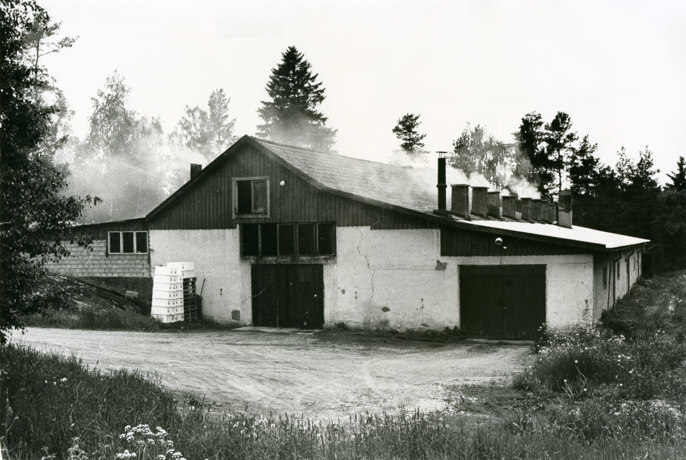 Bröderna Skyllbergs enrisrökeri i Bällsta. Rökeriet låg på Bällstalundsvägen. Rökeriet var i drift till slutet av 1970-talet. Senare användes lokalen till verkstad och uppställningsplats för bilar. 
•Fotografiet ingår i bildserien ”Vardagsliv i Vallentuna kommun” av Rachael Gough-Azmier & Gunilla Blomé, Haga Studios HB.
