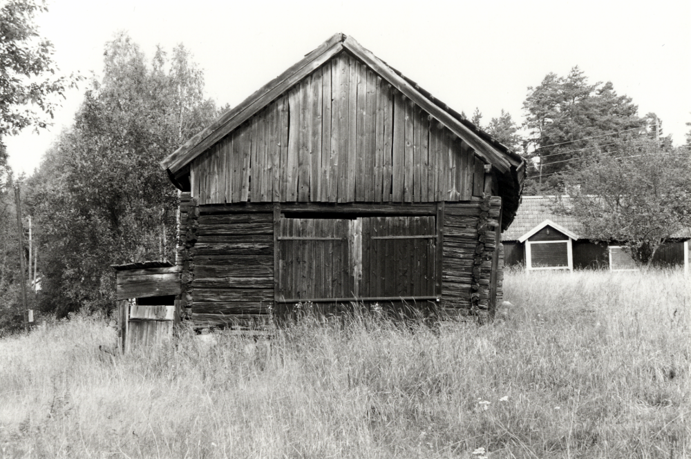 Ekonomibyggnaden till torpet Ängsberga vid Lingsbergsvägen.  Torpet syns t h, hette tidigare "Baddet" och ligger ca 500 m sydost om om Ormstalund, f d Wandels trädgårdsmästeri.
