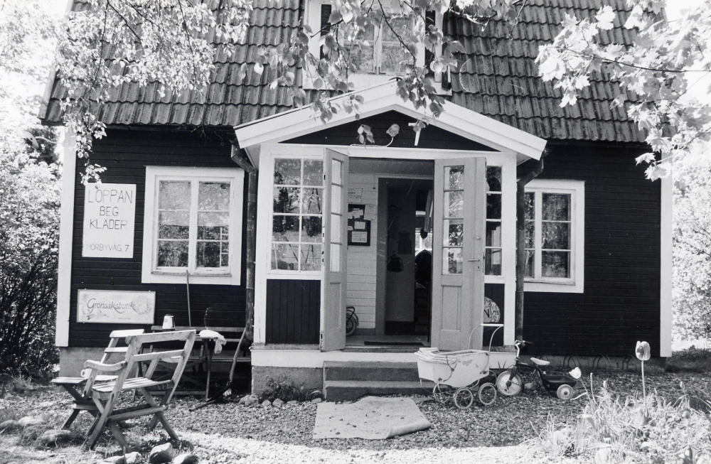 Loppan på Mörbyvägen 7 säljer begagnade kläder för barn och vuxna. I källarvåningen med ingång från baksidan finns Grönsaksbutiken, där man säljer biodynamiskt odlade grönsaker och dito frukt. Innehavare är Bernt Klingberg.