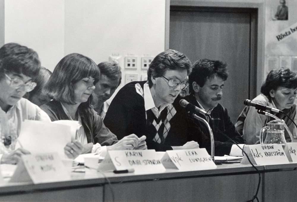 Paneldebatt inför valet. Debatten ägde rum i Vallentunasalen. På podiet sitter fr v Karin Dahl-Strandin, socialdemokraterna, Lena Lundgren, vänsterpartiet kommunisterna, Urban Dahlström, kristen demokratisk samling, Jan-Olof Norell, Sveriges kommunistiska parti och Margareta Lundberg, miljöpartiet