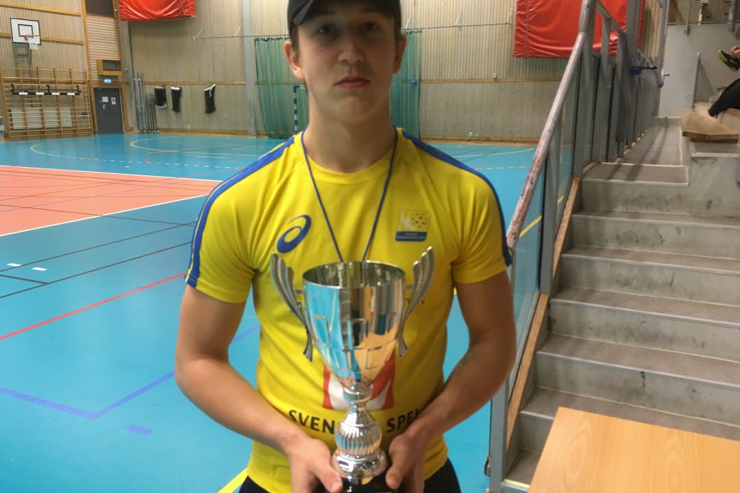 En ung grabb som håller upp en pokal