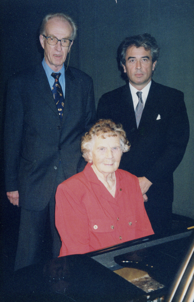 Greta Person tillsammans med Ove Hahn och konsertpianisten Staffan Scheja i samband med en konsert i Vallentuna teater i oktober 1998.  Vallentuna teater fick en Steinwayflygel donerad från Greta Persson.  Hon grundade också Greta Perssons Stipendiefond för unga musiker, som  delar ut två stipendier varje år.  Greta Person avled i februari 2007, 98 år gammal