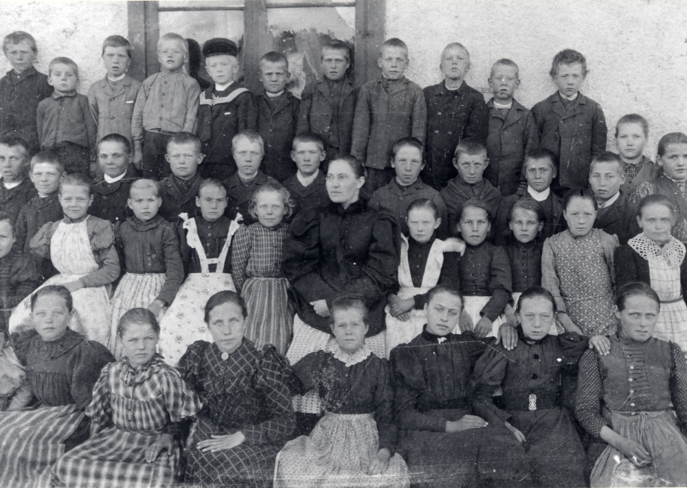 Skolfotografi från Stångberga skola i Össeby-Garn  I nedersta raden nr 2 fr v Edith Andersson samt nr 5 fr v Ester Fredriksson.  Förmodligen Stångberga skola efterson Edith Andersson bodde där.