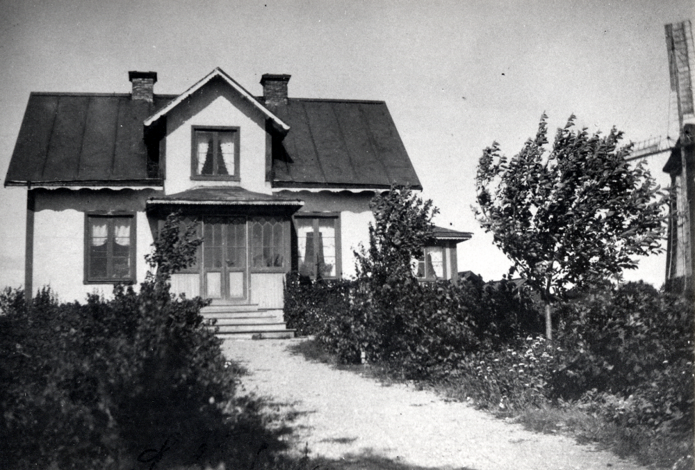 Sofieberg i Åsta. T h skymtar Åsta kvarn nedbrunnen i april 1934. På originalfotografiet står årtalet 1910 skrivet med bläck. Enligt uppgift har byggnadslov beviljats först 1916, men gamla angarnsbor vet att huset är äldre än 1916.