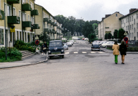 Centralvägen med Posten till vänster och bokhandeln till höger. Centralvägen bebyggdes med bostäder och affärslokaler i början av 1950-talet och brukar kallas Vallentunas första affärsgata.
Bildserie: Vallentuna på 1960-talet.