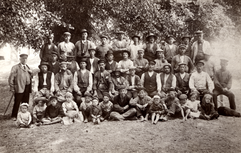 Statare och torpare vid Lindö gård. Gårdens förvaltare står i mittenraden längst t v.  Bland barnen sitter fr v nr 4 Tora Grahn.  Sittande nedre raden nr 3 fr h är Oskar Grönberg, nr 6 ev Henrik Grönberg.  I nästa rad stående nr 4 fr v ev smeden Grönberg.  Grönberg bodde i Smedstorpet


Uppgifter om Grönberg från Ingmar Goliath