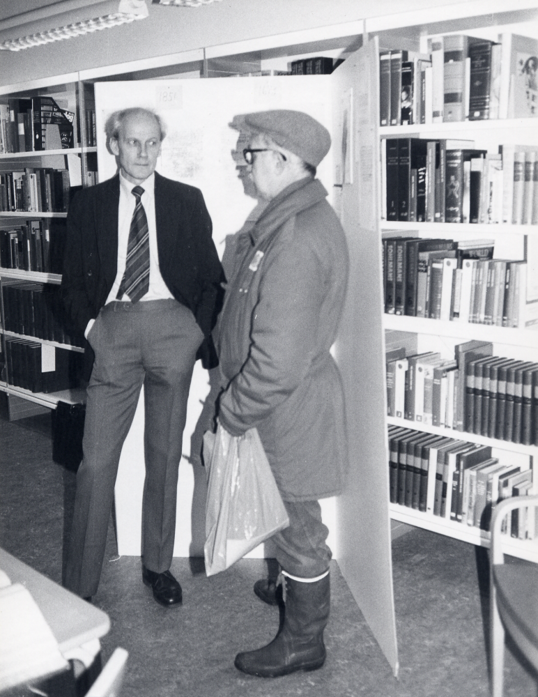 Skrivarverkstad i Vallentuna bibliotek där skriften presenteras på olika sätt. Idé och utföranade Eva Rahmqvist. Här visar Gunnar Käller tv hur man läser handskrifter från 1600-talet ocj framå. T h står Rune Liljekvist