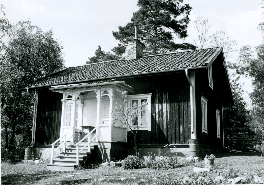 Mangårdsbyggnaden på Lilla Säby gård uppfördes 1893 i samband med att Säby  storskiftades.
