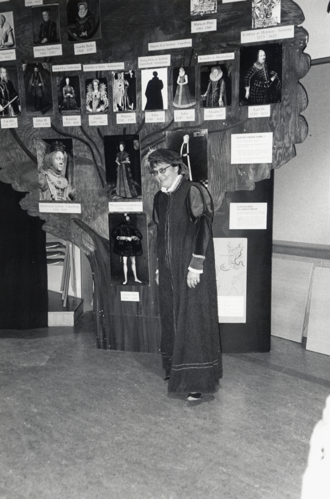 Gustav Vasa – personen och statsmannen.  En utställning i Vallentuna- salen 26 augusti till 5 oktober 1996.  Utställningen visades först i Orkesta hembygdsgård i samband med jubileumsfirandet "Gustav Vasa 500 år " i maj 1996.   Utställningen är sammanställd av Eva Rahmqvist i samarbete med  medlemmar i "Gustav Vasa 500 år"  och i Orkesta hembygds- förening.  Här visar bibliotekarie Lena Drevemo, tidsenligt klädd, utställningen för en skolklass