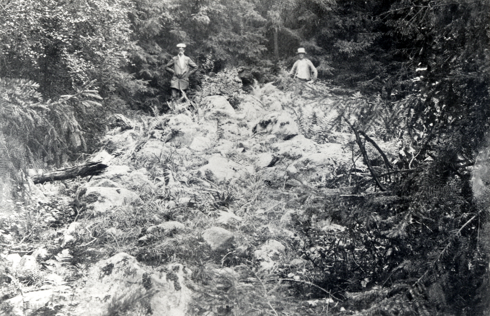 Sätterringen i Frösunda.  Stig Öhmans far Carl Richard Öhman bodde 1916 i Björksättra, Lunda innan han flyttade till Frösunda.  Han följde med Gunnar Gihl till Sätterringen som vägvisare.  På vykortets baksida står: "Hjärtligt tack för visad välvilja samt hälsningar fr. undertecknad och fotografen Andersson.  Vänligen Gunnar Gihl".  Kortet är poststämplat i Uppsala samt Mörby 5/8 1916