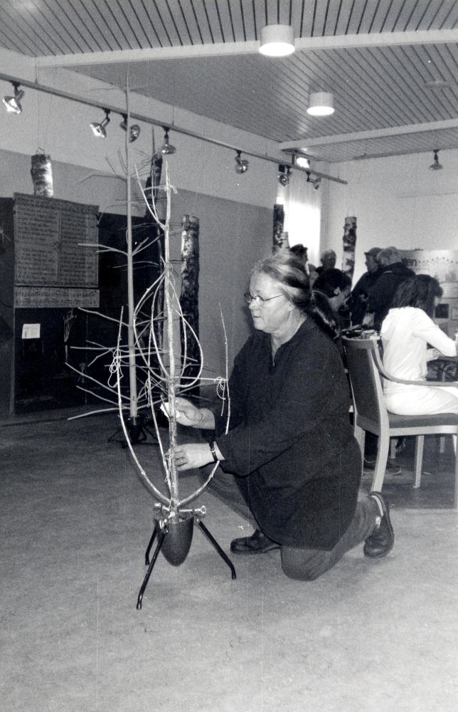 Under Vallentunas julmarknad på Tuna torg 10 december 2000 kan besökare i Vallentunasalen tillverka fantasifulla julprydnader med ledning av konstnären Susanne Söderblom.  Ingrid Nilson arbetar med en gran