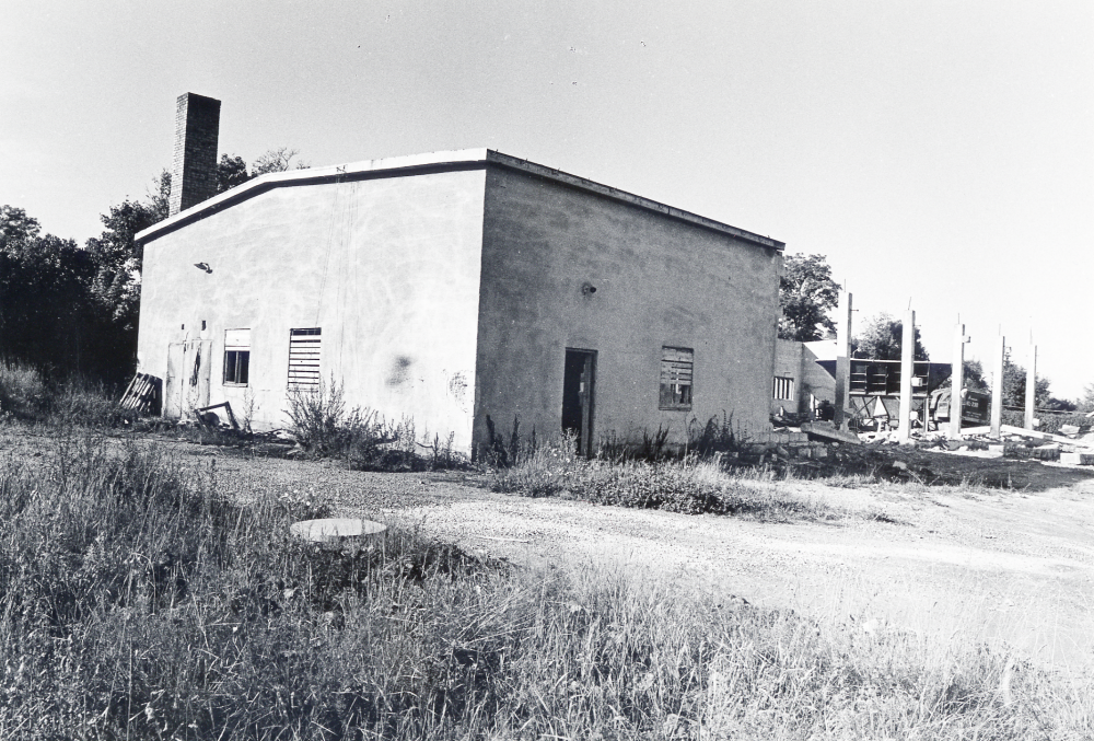 Liljeholmens cementvarufabrik  i  Bällsta  rivs för att ge plats åt ett nytt bostadskvarter med radhus,  Bällstagård  I fabriken tillverkades bl a plattformskanter. Tidigare fanns en fabrik  Nya aktiebolaget Santorinverken  där man tillverkade träullsplattor. Den brann 1959. Foto taget från Bällstavägen  mot nordväst.