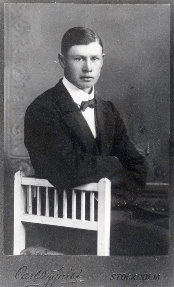 Ruben Rönn 17 år gammal, född 8 juni 1898 på Åbyholms gård i Vallentuna, son till den siste dragonen i Vallentuna, Johan August Rönn och hans hustru Lovisa