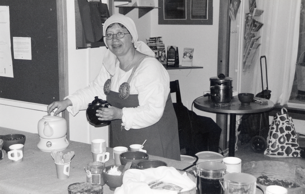 Kultur och Biblioteksdag i Vallentuna bibliotek 4 maj 2002 för nya och gamla vallentunabor. I bibliotekets foajé serverar Lena Gunnerblad bl a te från blad i naturen