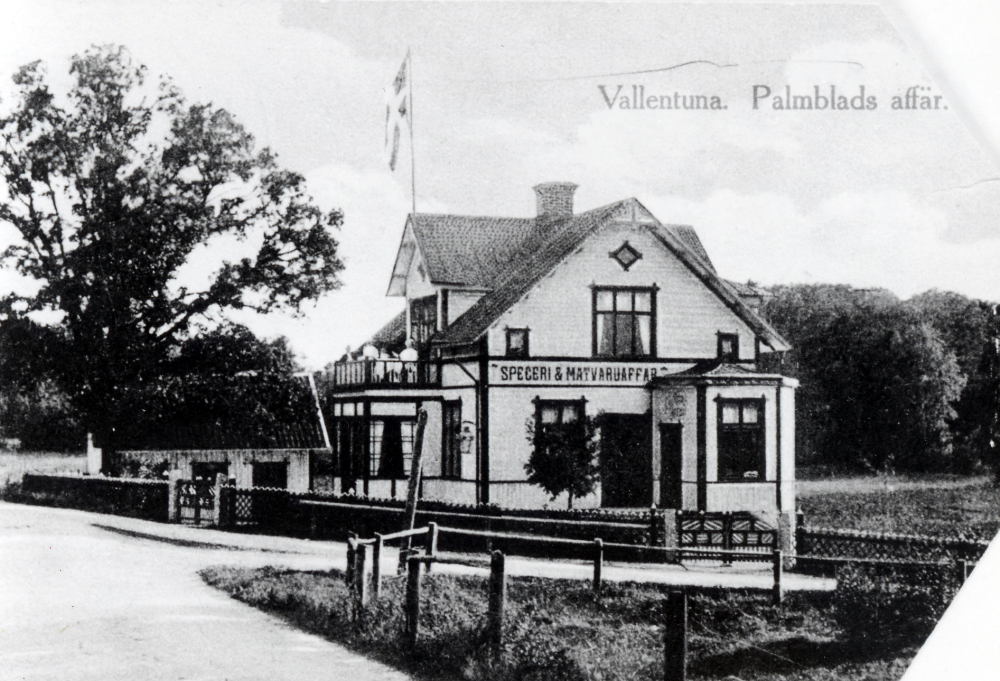 Palmblads affär i korsningen Stockholmsvägen nuv Karlbergsvägen och Skolvägen