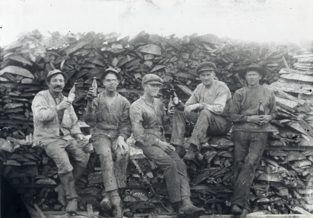 Rast i arbetet vid  Frösunda såg.  Sågen ägdes av riksdagsman  Edvard Thorell  som inte tillät sina arbetare att vara fackligt anslutna men betalade avtalsenliga löner. Fr v  Hjalmar Andersson,  Sigvard Wredh   Harald Wredh,   Arvid Eriksson  dog 1965, och  Abel Gustavsson