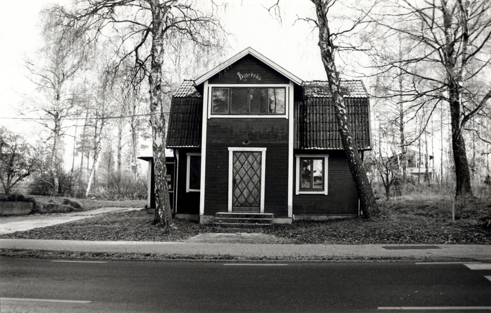 Björkebo i Ormsta vid Lindholmsvägen.  Här drev tidigare Hjalmar Jansson, "Janne på skogen", diversehandel