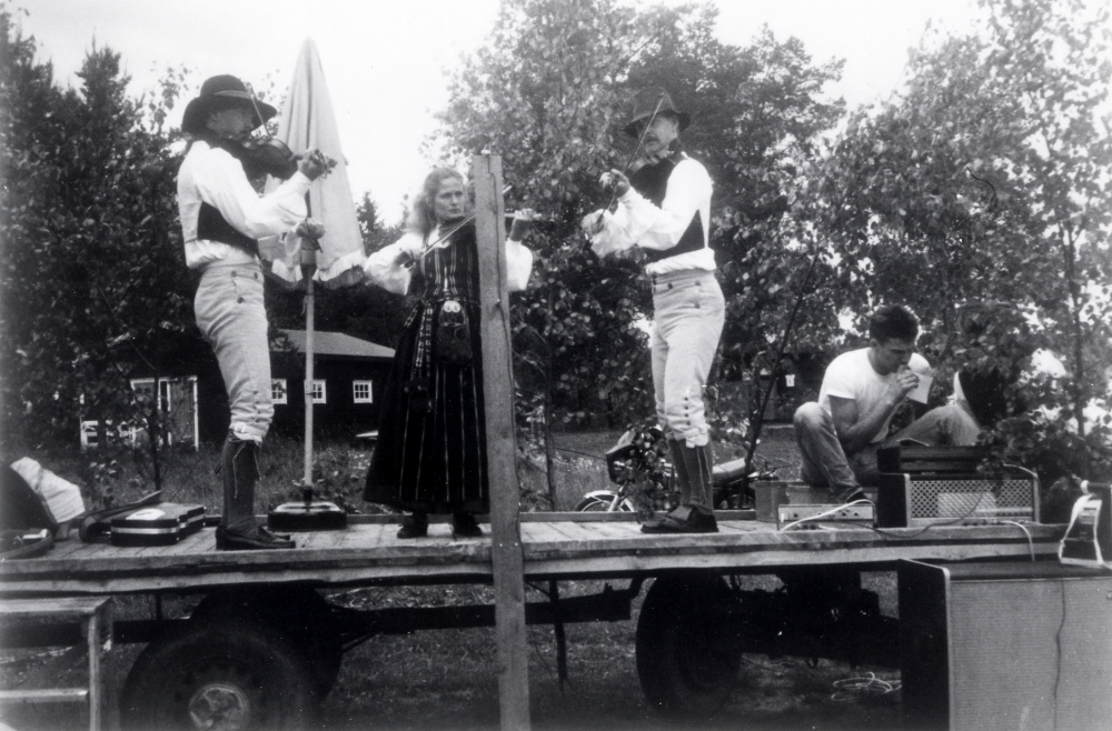 Midsommar firas på Björkvallen i Frösunda.  Här spelar fr v Håkan Wredh, Maria  Öst och Karl-Henrik Wredh