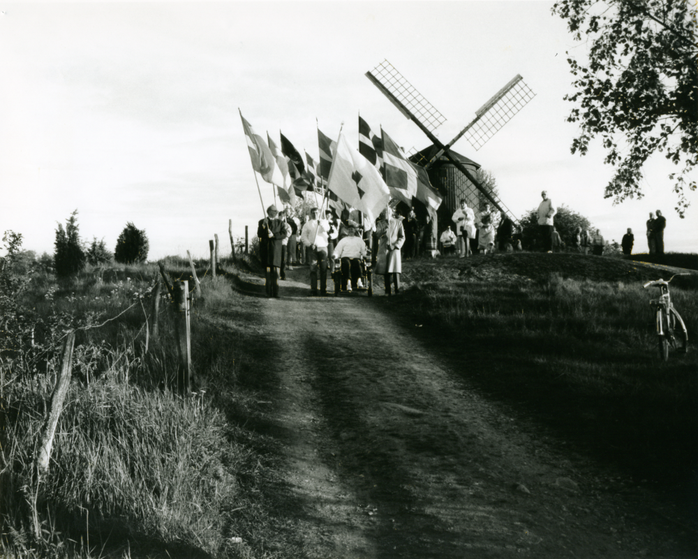 Samling vid Väsby kvarn i Vallentuna på nationaldagen 1998 för gemensamt tåg med fanor till Kommunalhusparken.